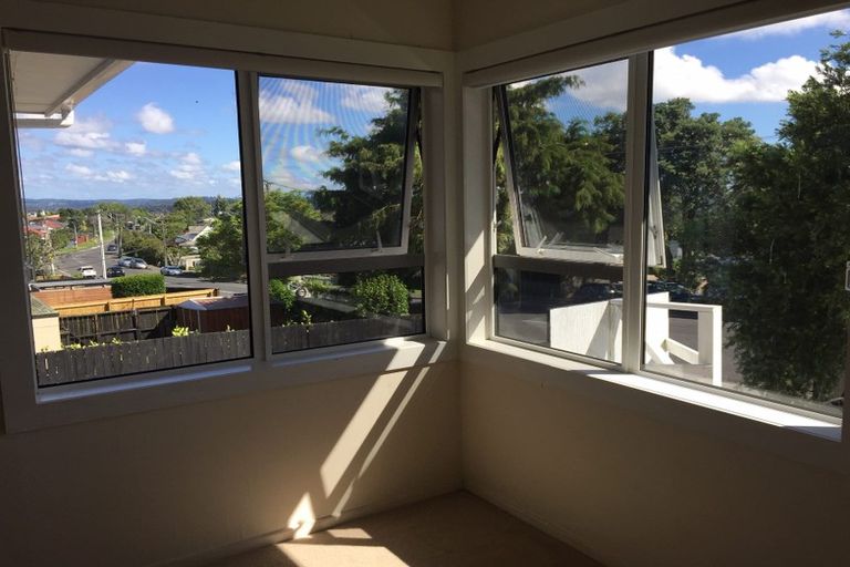 Photo of property in 2/130 Rangatira Road, Beach Haven, Auckland, 0626