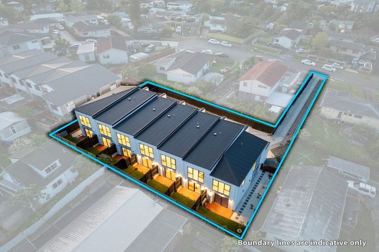 Photo of property in 3/14 Sabot Place, Massey, Auckland, 0614