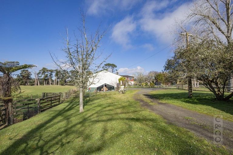 Photo of property in 271 Waitakere Road, Taupaki, Henderson, 0782