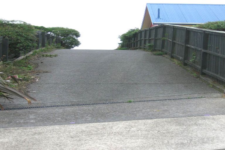 Photo of property in 7 Bayswater Place, Newlands, Wellington, 6037