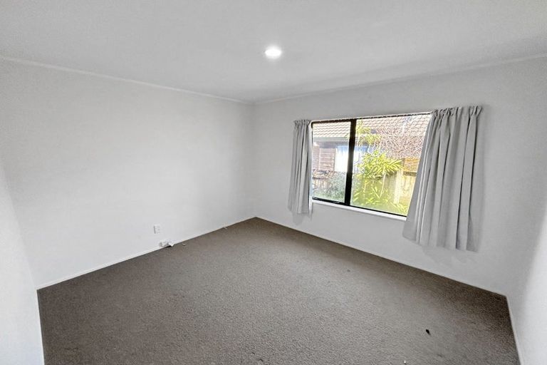 Photo of property in 1/5 Saint Leger Crescent, Huntington Park, Auckland, 2013