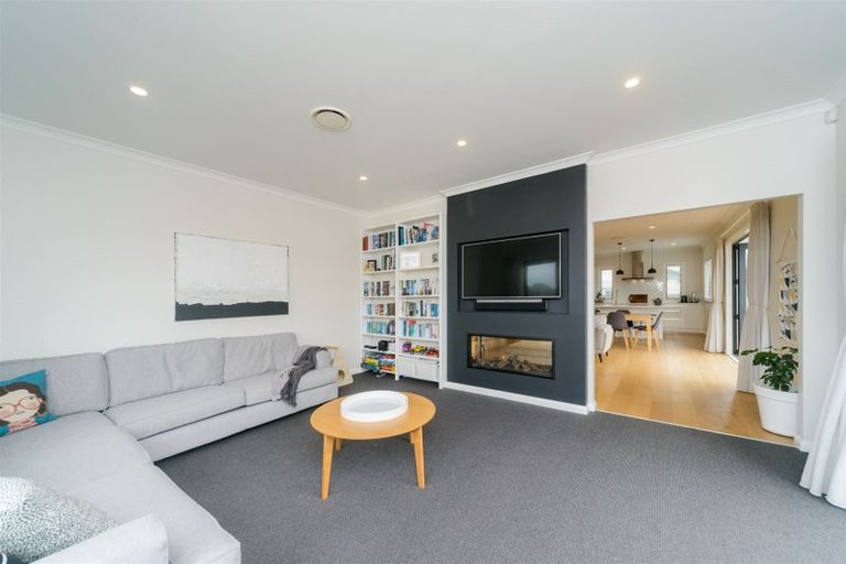 Photo of property in 114 Johnstone Drive, Fitzherbert, Palmerston North, 4410