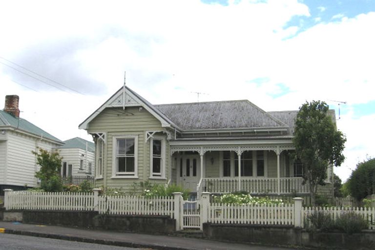 Photo of property in 77 Hinemoa Street, Birkenhead, Auckland, 0626