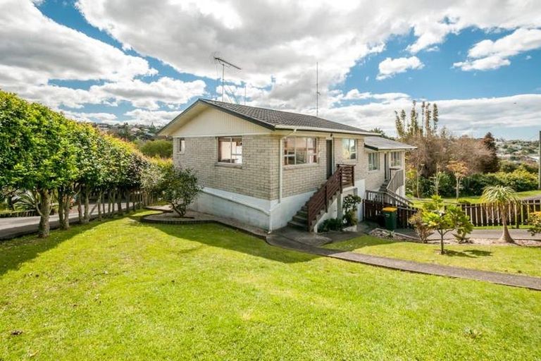 Photo of property in 2/2 Ellice Road, Totara Vale, Auckland, 0629