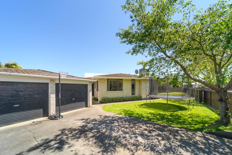 Photo of property in 2 Cecil Place, Cloverlea, Palmerston North, 4412