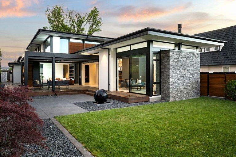 Photo of property in 49 Saint Andrews Square, Strowan, Christchurch, 8052