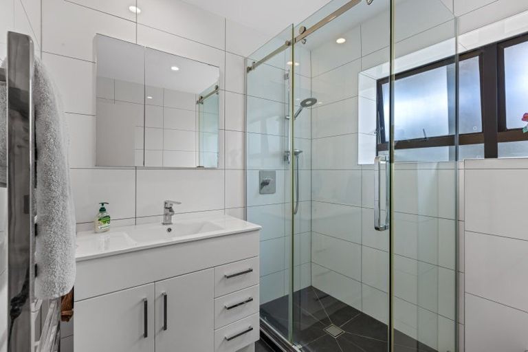 Photo of property in 6 Waiwera Road, Waiwera, Orewa, 0994