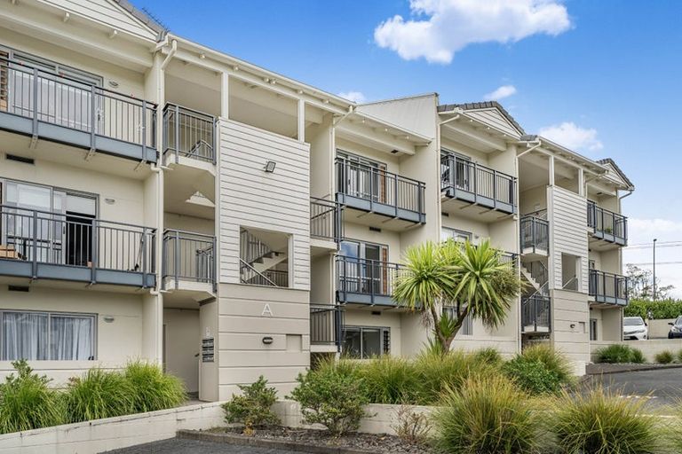 Photo of property in 10a/71 Spencer Road, Oteha, Auckland, 0632