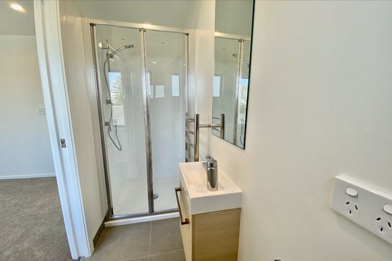 Photo of property in 5/12 Enderby Drive, Te Atatu Peninsula, Auckland, 0610