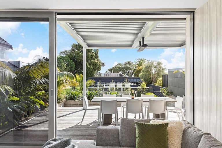 Photo of property in 32 Harbour View Road, Point Chevalier, Auckland, 1022