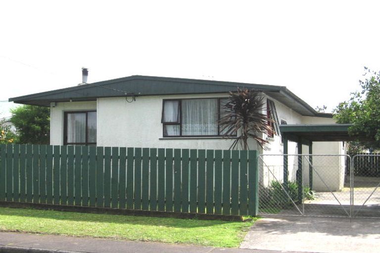 Photo of property in 1/2 Enderby Drive, Te Atatu Peninsula, Auckland, 0610