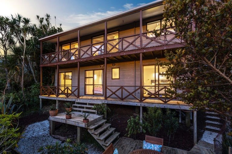 Photo of property in 22 Pendrell Road, Piha, New Lynn, 0772