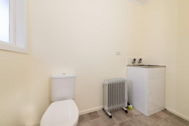 Photo of property in 17 Alma Street, Te Atatu South, Auckland, 0610