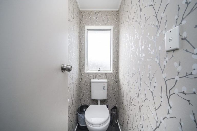 Photo of property in 18 Cumberland Place, Kelvin Grove, Palmerston North, 4414