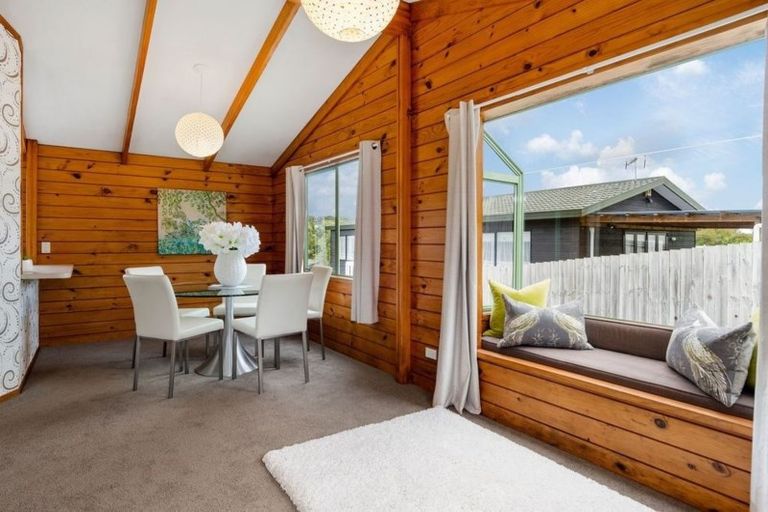 Photo of property in 1/4 Fernlea Rise, Bayview, Auckland, 0629