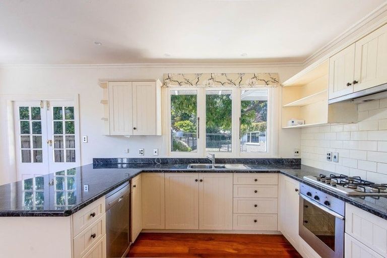 Photo of property in 16 Grey Street, College Estate, Whanganui, 4500