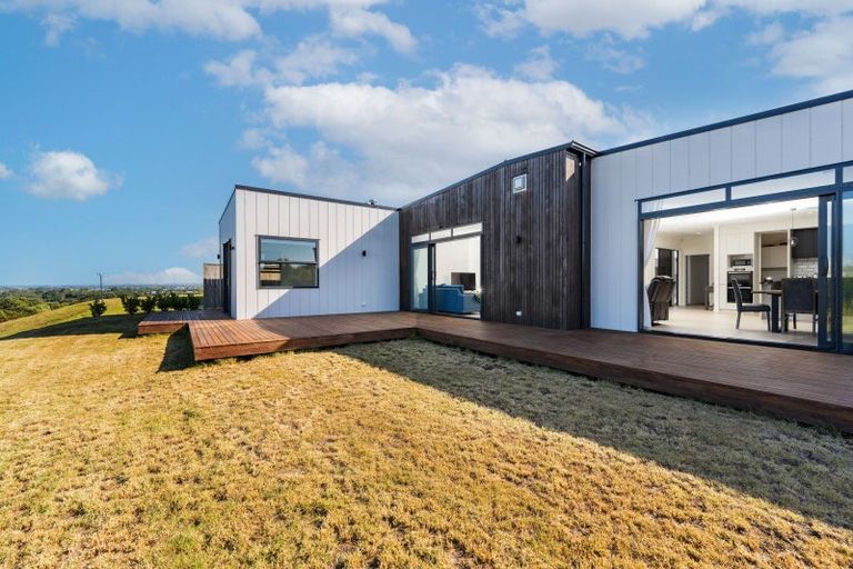 Photo of property in 67 Vaucluse Heights, Fitzherbert, Palmerston North, 4410