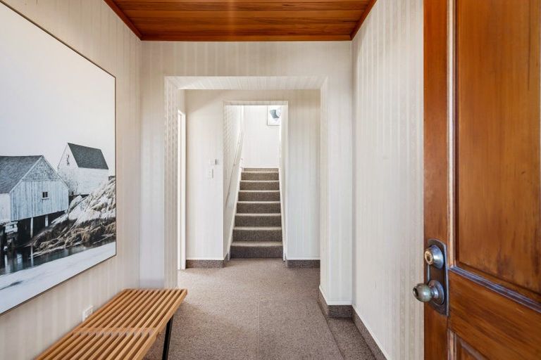 Photo of property in 19 Roslyn Road, Bluff Hill, Napier, 4110