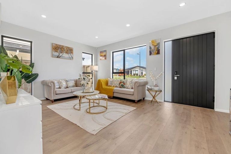 Photo of property in 22 Korowhiti Road, Clarks Beach, 2122