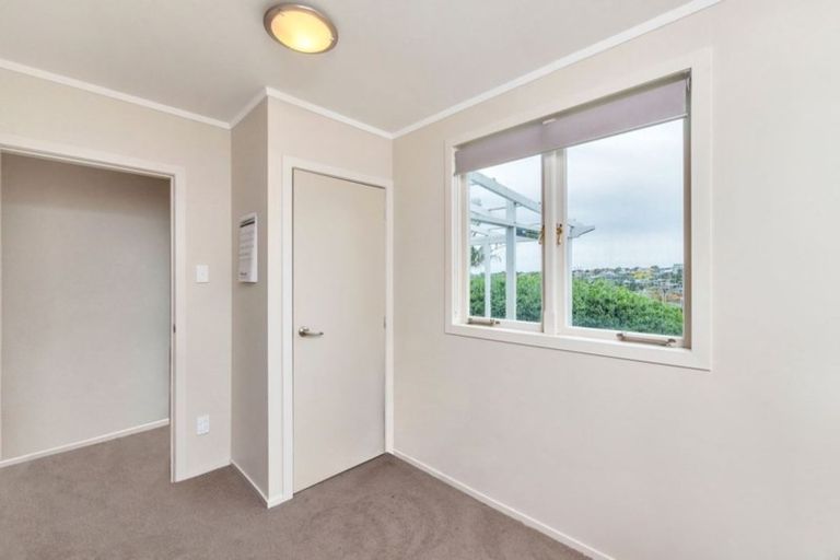 Photo of property in 2/64 Browns Bay Road, Rothesay Bay, Auckland, 0630
