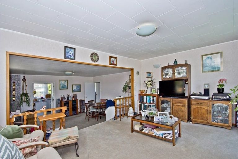 Photo of property in 35 Larissa Avenue, Henderson, Auckland, 0610