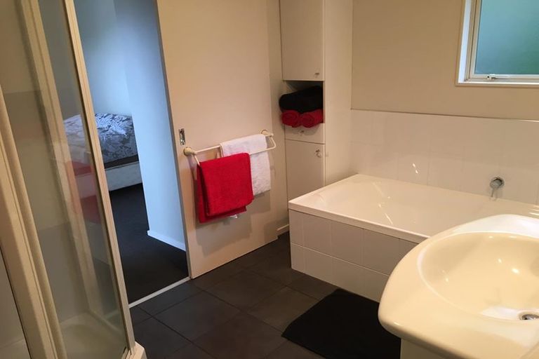 Photo of property in 2/10 Tesla Place, Totara Vale, Auckland, 0629