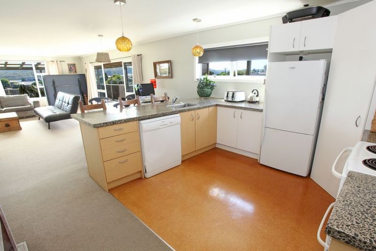 Photo of property in 2 Taipari Avenue, Raglan, 3225