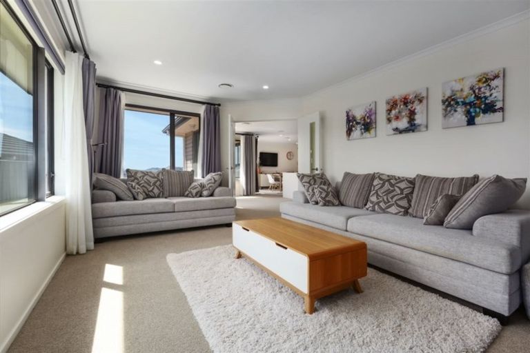 Photo of property in 82 Queen Charlotte Drive, Aotea, Porirua, 5024