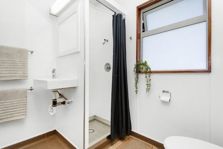 Photo of property in 5 Mataroa Avenue, Northland, Wellington, 6012