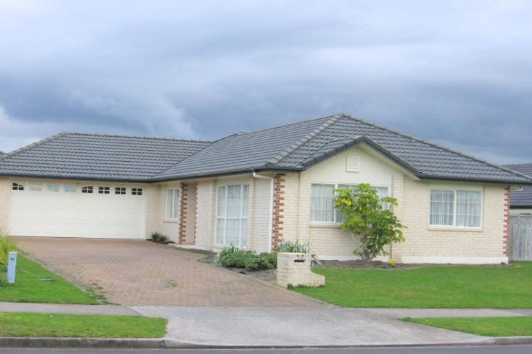 Photo of property in 52 Delmont Close, East Tamaki Heights, Auckland, 2016