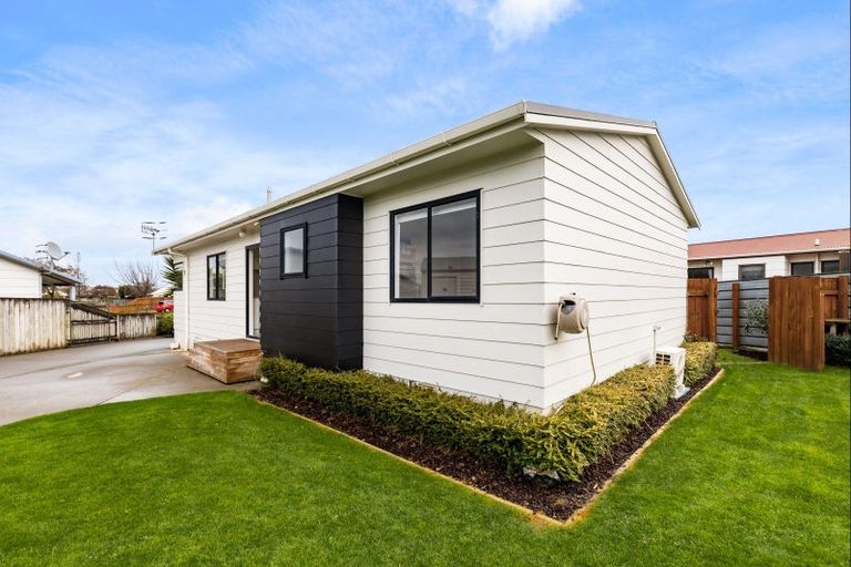 Photo of property in 100 Hillcrest Drive, Kelvin Grove, Palmerston North, 4414