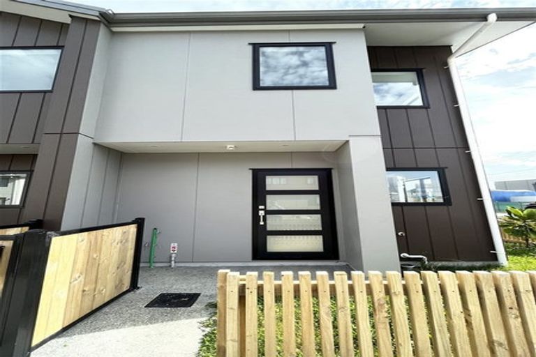 Photo of property in 1 Eileen Newey Place, Henderson, Auckland, 0612