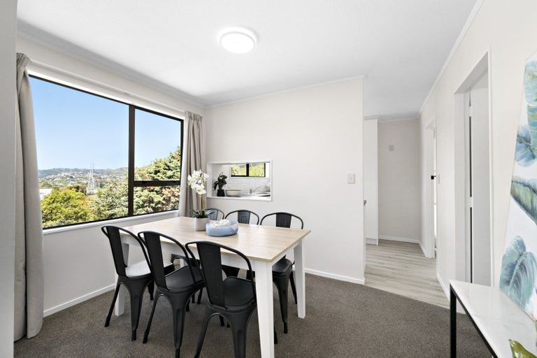 Photo of property in 5 Sasanqua Way, Crofton Downs, Wellington, 6035