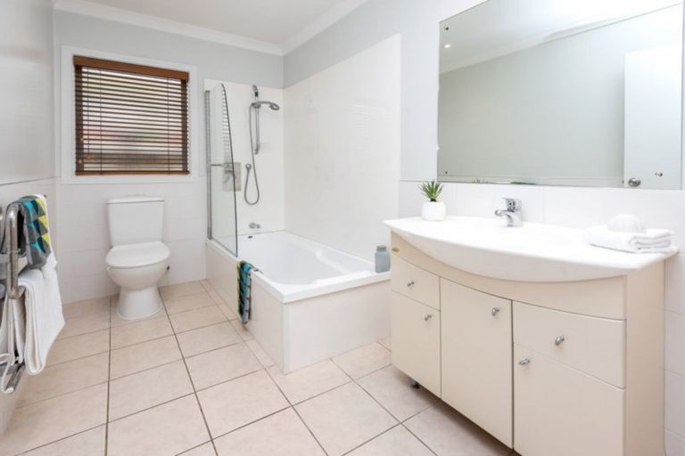 Photo of property in 11a Pegler Drive, Howick, Auckland, 2014