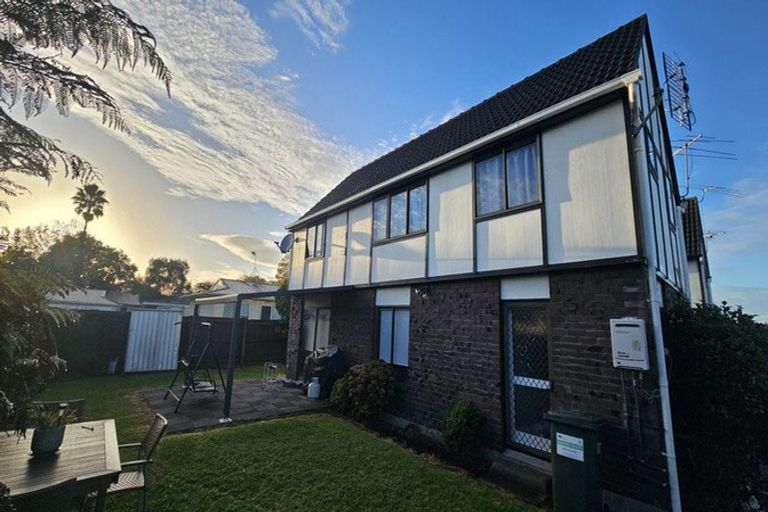 Photo of property in 2/19 Challen Close, Conifer Grove, Takanini, 2112