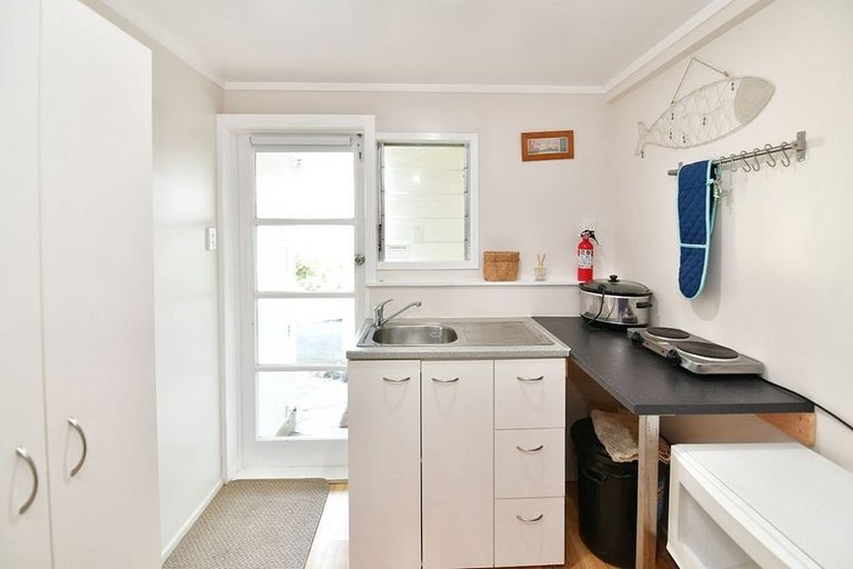 Photo of property in 8 Hillside Crescent, Leigh, 0985