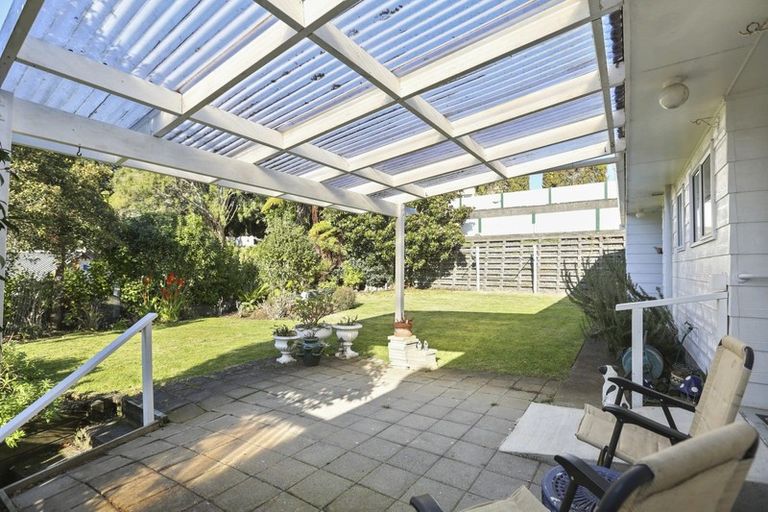 Photo of property in 28 Riversdale Drive, Merrilands, New Plymouth, 4312