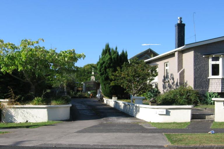 Photo of property in 1/2 Craigbank Avenue, New Lynn, Auckland, 0600