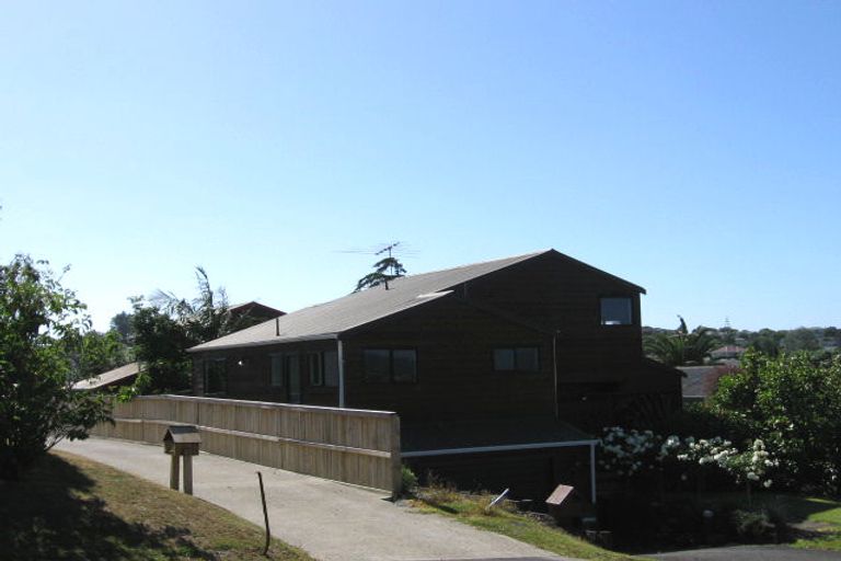 Property details for 1a Pinewood Street, Avondale, Auckland, 0600