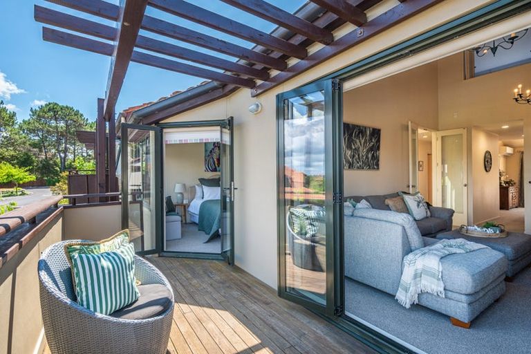 Photo of property in 9/8 Tobago Place, Sunnynook, Auckland, 0620
