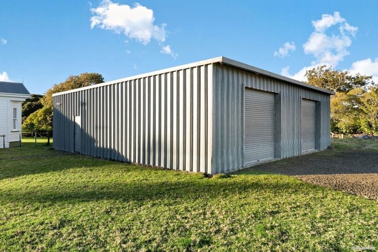 Photo of property in 290 Waitakere Road, Taupaki, 0782