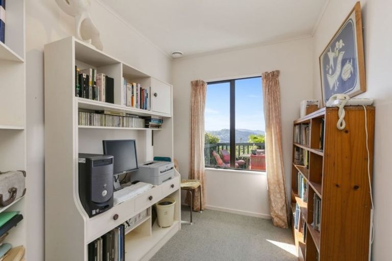 Photo of property in 6 Ashton Fitchett Drive, Brooklyn, Wellington, 6021