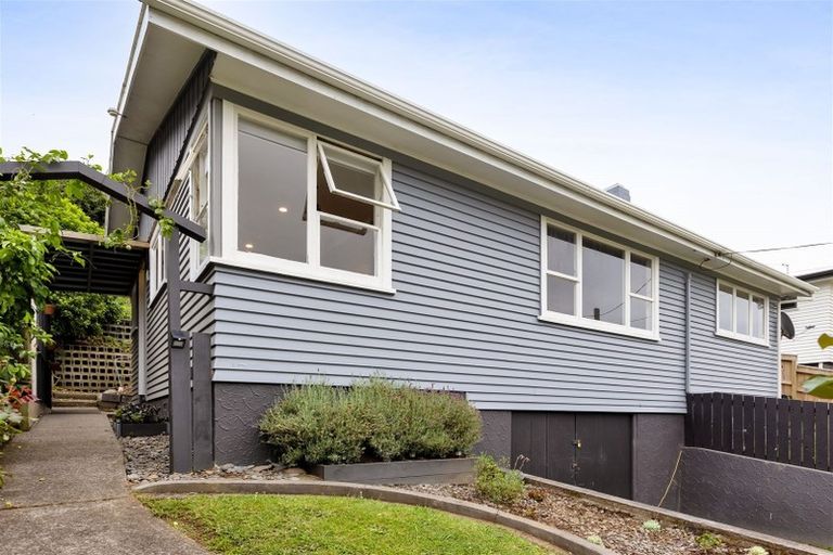 Photo of property in 14 Whakawhiti Street, Marfell, New Plymouth, 4310