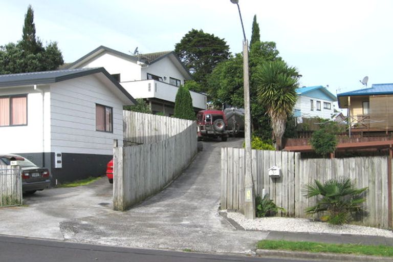Photo of property in 3b Louise Place, West Harbour, Auckland, 0618