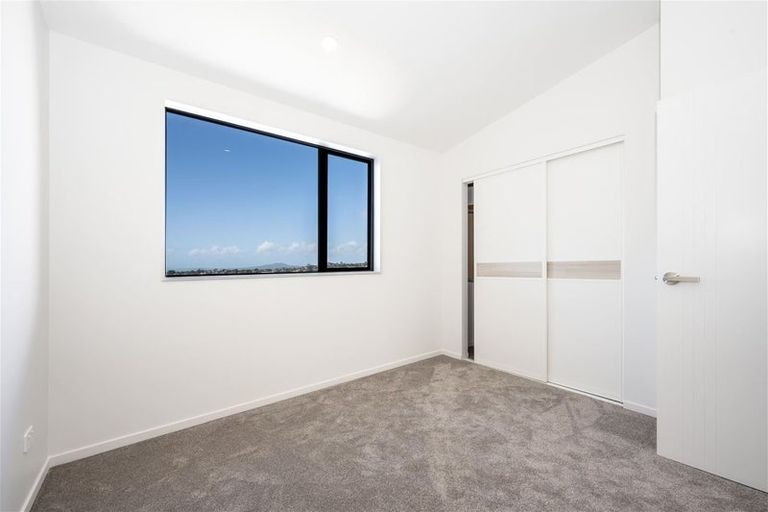 Photo of property in 2/735 East Coast Road, Browns Bay, Auckland, 0630