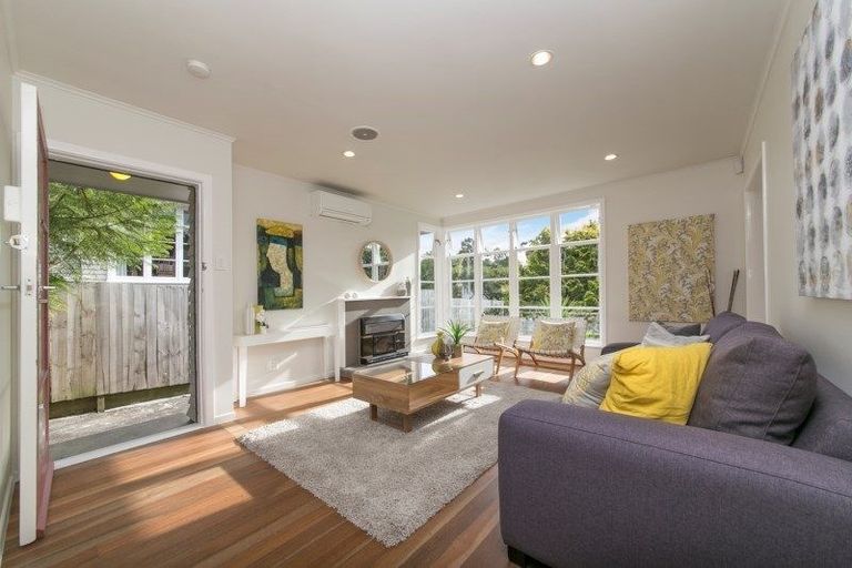 Photo of property in 15 Westall Road, New Lynn, Auckland, 0600