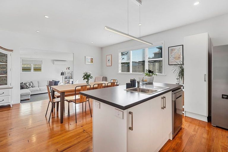 Photo of property in 27 Mexted Terrace, Tawa, Wellington, 5028