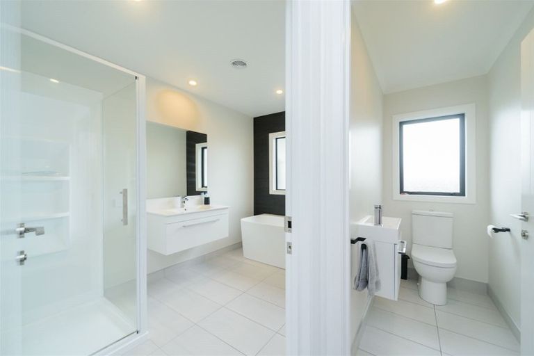 Photo of property in 114 Johnstone Drive, Fitzherbert, Palmerston North, 4410