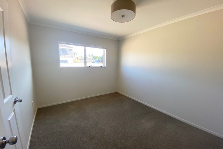 Photo of property in 2/27 Lucienne Drive, Ranui, Auckland, 0612