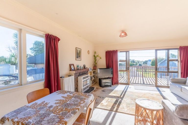 Photo of property in 22 Moana Road, Paraparaumu, 5032